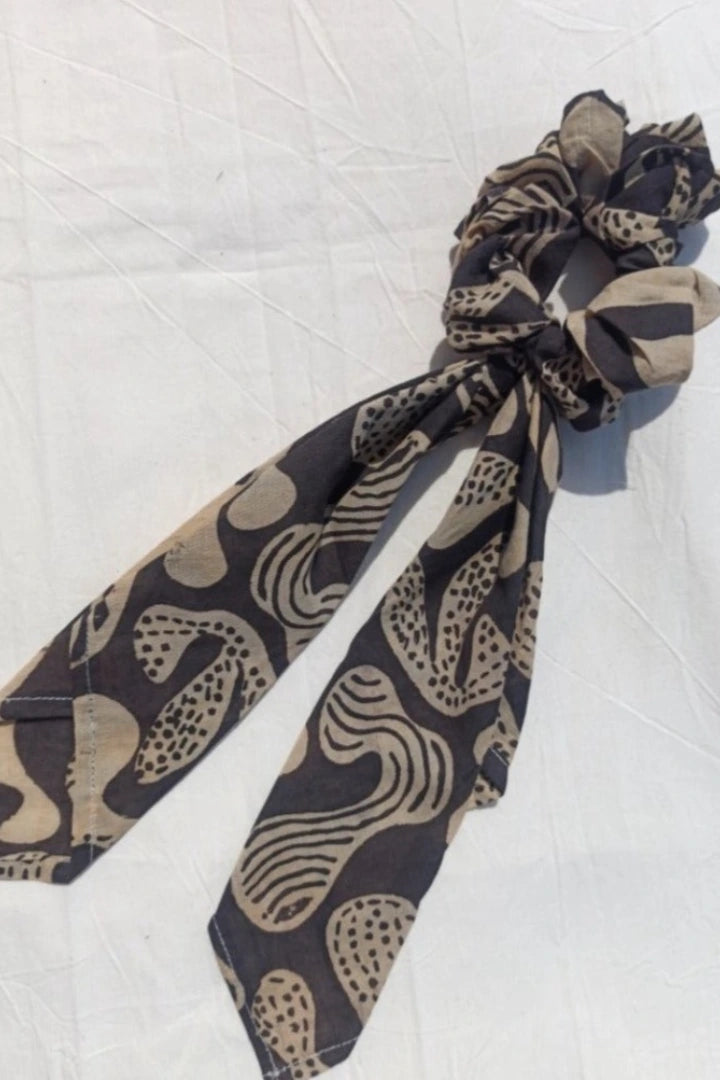 Ilamra sustainable clothing organic cotton Black and Beige hand block printed scrunchie