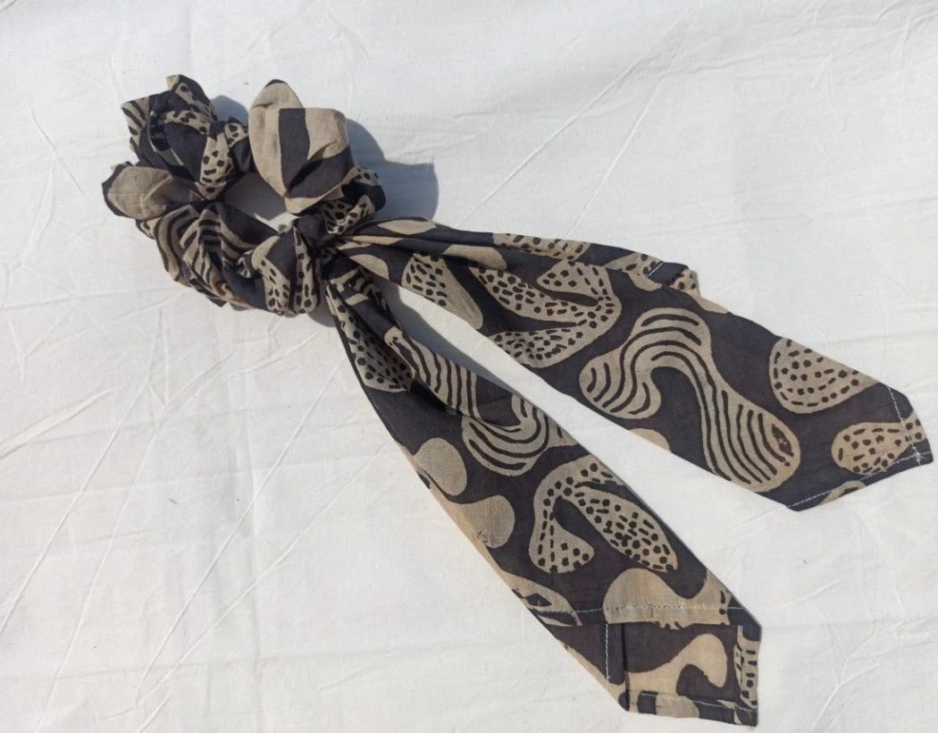 Ilamra sustainable clothing organic cotton Black and Beige hand block printed scrunchie