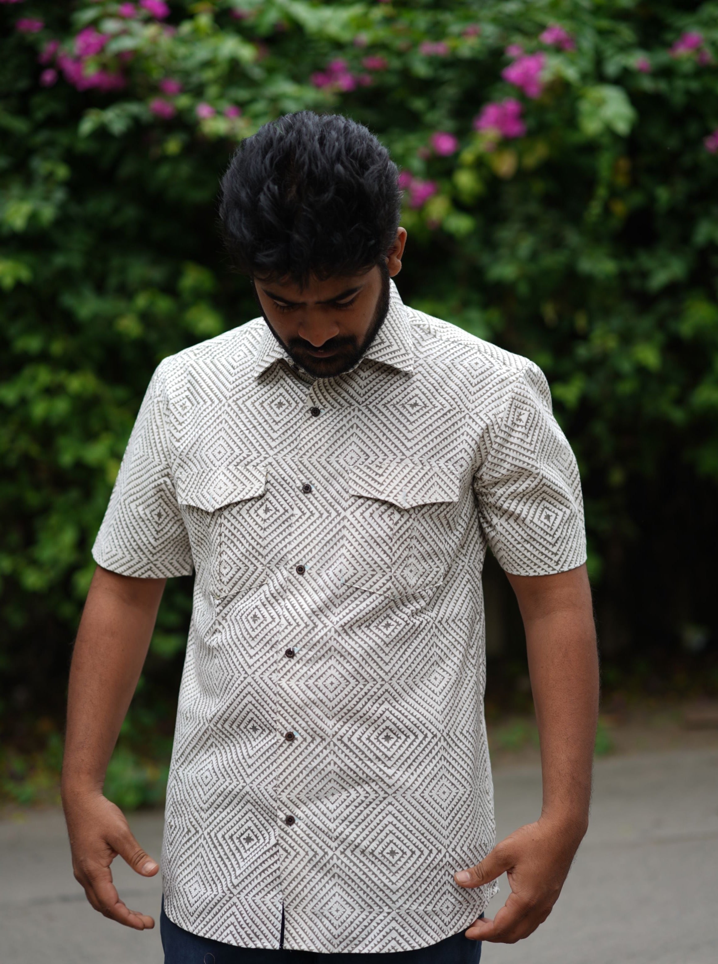 Men's short sleeve shirt with concentric square print in Black.