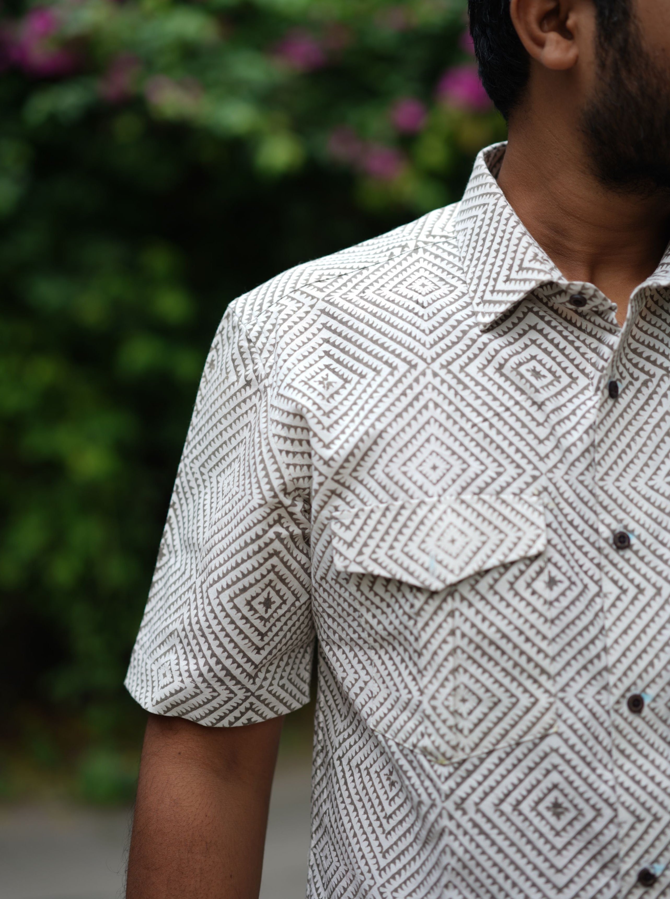 Men's short sleeve shirt with concentric square print in Black.