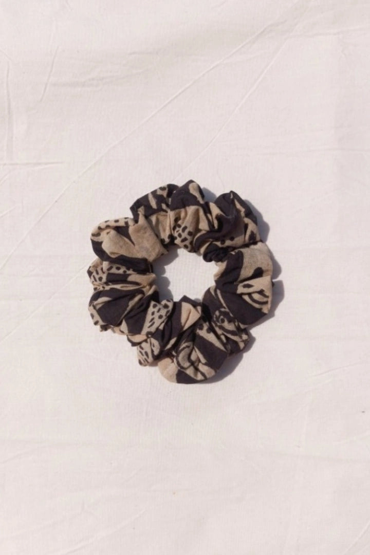 Ilamra sustainable clothing organic cotton  Black and Beige hand block printed mini scrunchie