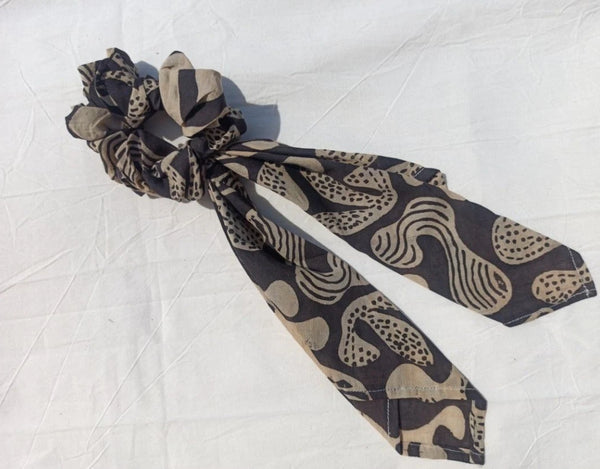 Ilamra sustainable clothing organic cotton Black and Beige hand block printed scrunchie